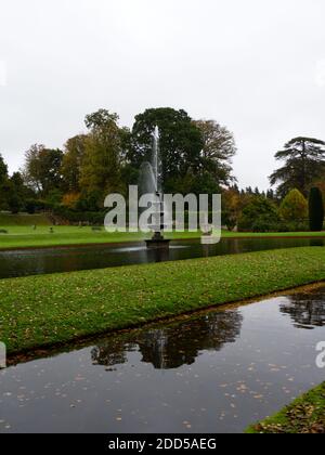 Bickton Park Botanical Gardens, East Devon, Regno Unito. Splendidi giardini strutturati. Chiesa Parrocchiale di S. Maria. Orangerie del Tempio, legno lussureggiante e Parkland Foto Stock