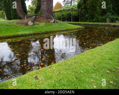 Bickton Park Botanical Gardens, East Devon, Regno Unito. Splendidi giardini strutturati. Chiesa Parrocchiale di S. Maria. Orangerie del Tempio, legno lussureggiante e Parkland Foto Stock