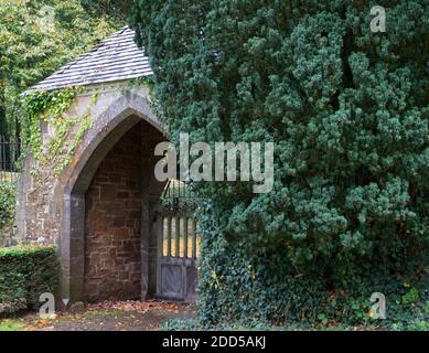 Bickton Park Botanical Gardens, East Devon, Regno Unito. Splendidi giardini strutturati. Chiesa Parrocchiale di S. Maria. Orangerie del Tempio, legno lussureggiante e Parkland Foto Stock