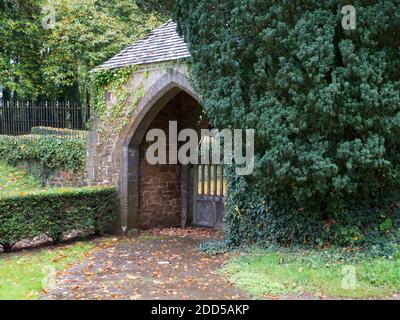 Bickton Park Botanical Gardens, East Devon, Regno Unito. Splendidi giardini strutturati. Chiesa Parrocchiale di S. Maria. Orangerie del Tempio, legno lussureggiante e Parkland Foto Stock