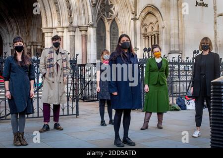 Sei membri dello 'Stansted 15' (da sinistra a destra) May MacKeith, ben Smoke, Helen Brewer, Emma Hughes, Mel Evans, e Ruth Potts al di fuori della Corte di giustizia reale a Londra il primo giorno della Corte d'appello che ha sentito contro la loro condanna. I manifestanti, che tutti hanno dichiarato di non essere colpevoli, sono stati condannati nel dicembre 2018 per l'interruzione intenzionale dei servizi presso un aeroporto ai sensi dell'Aviation and Maritime Security Act del 1990. Foto Stock