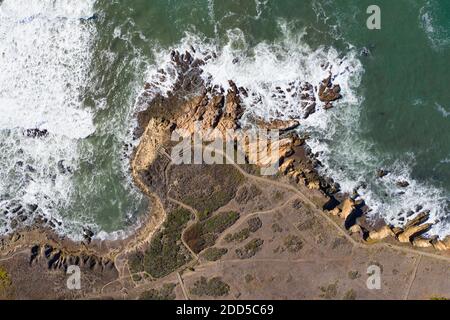 L'Oceano Pacifico si lava contro la costa rocciosa della California centrale a Morro Bay. Questa splendida regione costiera è conosciuta per la sua costa panoramica. Foto Stock