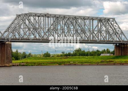 Ponte ferroviario Nikolaevsky (Romanovsky) attraverso il fiume Volga nel Città di Yaroslavl Foto Stock