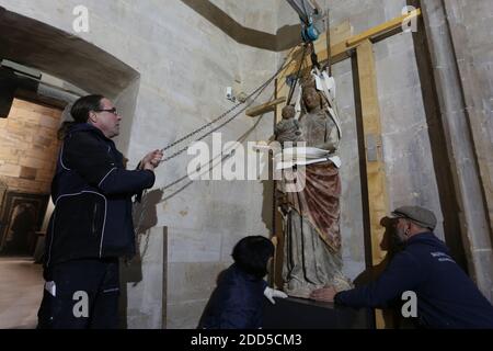 Halberstadt, Germania. 24 Nov 2020. Una scultura in pietra del 13 ° secolo è stato spostato dalla cattedrale al tesoro della cattedrale oggi per motivi di conservazione. La scultura mariana da 300 kg trascorse 700 anni nella cappella di separazione. Forti fluttuazioni climatiche e eccessiva umidità hanno portato ora al movimento. Credit: Fahren/dpa-Zentralbild/ZB/dpa/Alamy Live News Foto Stock