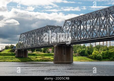 Ponte ferroviario Nikolaevsky (Romanovsky) attraverso il fiume Volga nel Città di Yaroslavl Foto Stock