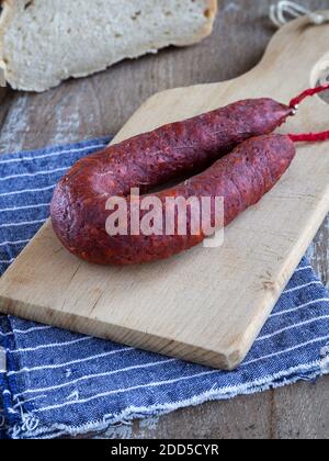 Salsiccia chorizo spagnola su sfondo rustico Foto Stock