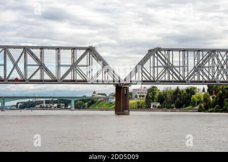 Ponte ferroviario Nikolaevsky (Romanovsky) attraverso il fiume Volga nel Città di Yaroslavl Foto Stock