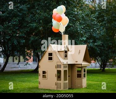 Box di cartone nel cortile per bambini. Concetto ecologico Foto Stock