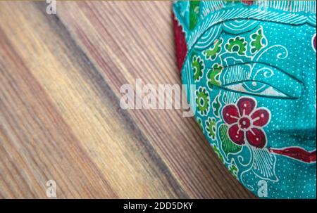 Tradizionale asiatico decorato Heritage maschera di legno | Malese dipinto maschera su tavolo di legno Foto Stock