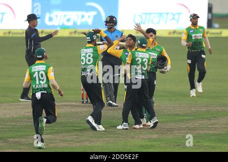 Dhaka, Bangladesh. 24 Nov 2020. I giocatori di cricket del gruppo del Ministro Rajshahi celebrano durante la Coppa T20 di Bangabandhu 2020 tra il gruppo del Ministro Rajshahi e Beximco Dhaka allo Stadio Nazionale di Cricket di Sher e Bangla. Il gruppo del Ministro Rajshahi batte Beximco Dhaka con 2 corse nella partita di apertura della Coppa T20 di Bangabandhu allo Stadio Nazionale di Cricket di Sher-e-Bangla. Credit: SOPA Images Limited/Alamy Live News Foto Stock