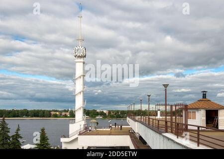 Yaroslavl, Russia - 14 agosto 2020: Porto fluviale situato nella parte storica della città di Yaroslavl, situato lungo le rive del fiume Volga. Yaros Foto Stock