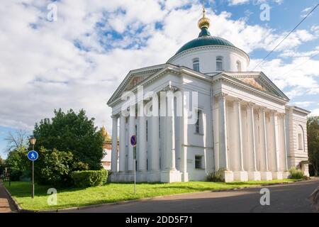 Vista della Chiesa di Elia il Profeta e Tikhon, Vescovo di Amafuntsky dall'argine Volga in una serata estiva Foto Stock