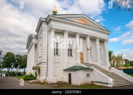 Vista della Chiesa di Elia il Profeta e Tikhon, Vescovo di Amafuntsky dall'argine Volga in una serata estiva Foto Stock