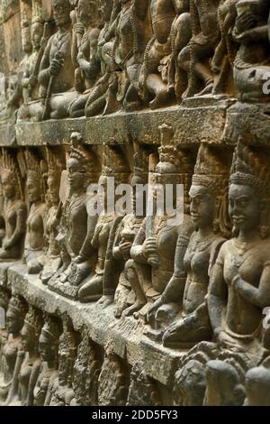 Figure alla terrazza del tempio degli elefanti nella città del tempio di Angkor vicino alla città di Siem Reap, nella parte occidentale della Cambogia. Cambogia, Siem Reap, Feb Foto Stock