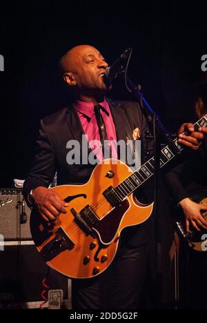 Edimburgo, Scozia. 5 novembre 2010. Il cantante soul Sharon Jones sul palco della Queen's Hall di Edimburgo, Scozia. È stata la cantante principale di Sharon Jones & The Dap-Kings, una band soul and funk con sede a Brooklyn, New York. Ha sperimentato un successo rivoluzionario relativamente in ritardo nella vita, liberando il suo primo record quando aveva 40 anni. Gli album del gruppo includevano Dap Dippin’; Naturally; 100 Days, 100 Nights and i laped the Hard Way. Morì per cancro nel novembre 2016. Foto Stock