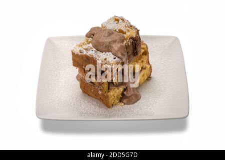 Fette di panettone con dulce de lece crema al caramello sul piatto bianco rettangolare, tipico dessert italiano per Natale da Milano Foto Stock