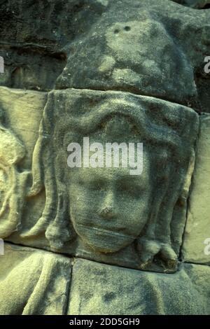 Figure alla terrazza del tempio degli elefanti nella città del tempio di Angkor vicino alla città di Siem Reap, nella parte occidentale della Cambogia. Cambogia, Siem Reap, Feb Foto Stock