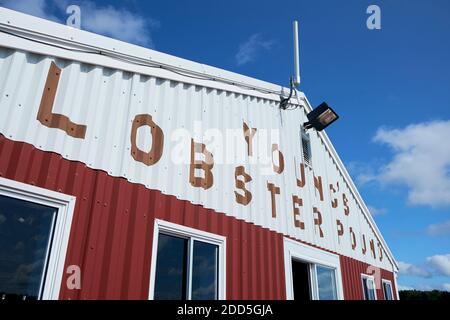 L'iconico cartello dell'edificio del ristorante Metal shed per la Young's Lobster Pound a Belfast, Maine. Foto Stock