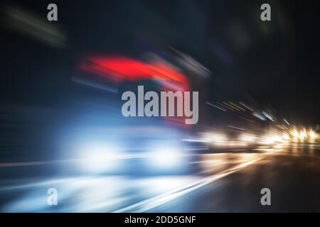 I carrelli si muove sul paese autostrada di notte Foto Stock