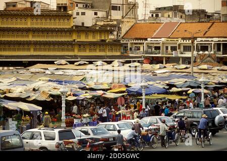 Una strada al mercato centrale o Psar Thmei mercato nella città di Phnom Penh della Cambogia. Cambogia, Phnom Penh, febbraio 2001, Foto Stock