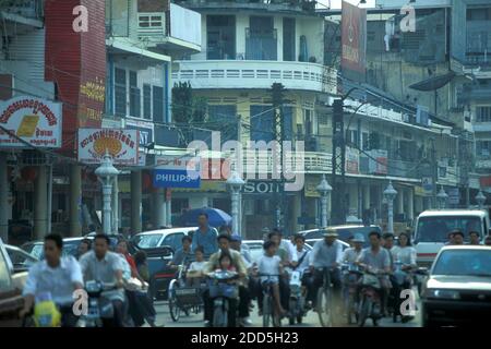 Moto su una strada nella città di Phnom Penh della Cambogia. Cambogia, Phnom Penh, febbraio 2001 Foto Stock