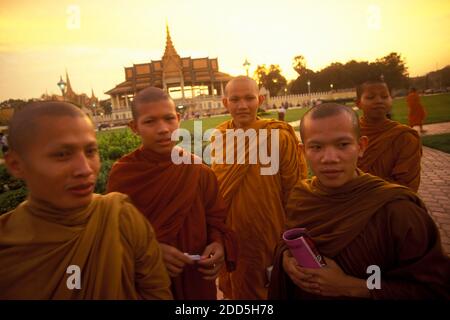 Monaci di fronte al Palazzo reale nella città di Phnom Penh della Cambogia. Cambogia, Phnom Penh, febbraio 2001 Foto Stock