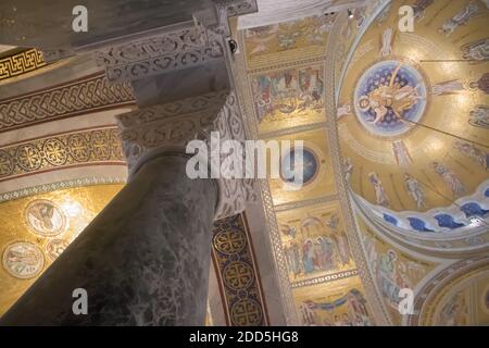 Soffitto decorato con dipinti di Santi in chiesa ortodossa, Tempio di San Sava, Belgrado, Serbia Foto Stock