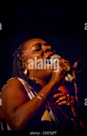 Edimburgo, Scozia. 5 novembre 2010. Il cantante soul Sharon Jones sul palco della Queen's Hall di Edimburgo, Scozia. È stata la cantante principale di Sharon Jones & The Dap-Kings, una band soul and funk con sede a Brooklyn, New York. Ha sperimentato un successo rivoluzionario relativamente in ritardo nella vita, liberando il suo primo record quando aveva 40 anni. Gli album del gruppo includevano Dap Dippin’; Naturally; 100 Days, 100 Nights and i laped the Hard Way. Morì per cancro nel novembre 2016. Foto Stock