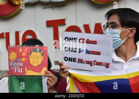 Bangkok, Thailandia. 24 Nov 2020. Uomini e donne si riuniscono dalla parte opposta dell'ambasciata della Repubblica popolare cinese nel Regno di Thailandia, per parlare a fianco della lotta per la democrazia a Hong Kong dopo Joshua Wong, Ivan Lam, E Agnes Chow, 3 attivisti pro-democrazia a Hong Kong, che è stato detenuto dalle autorità il giorno precedente. (Foto di Teera Noisakran/Pacific Press) Credit: Pacific Press Media Production Corp./Alamy Live News Foto Stock