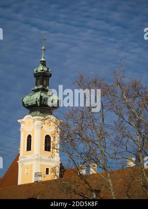 Torre della Chiesa Carmelitana con albero a Gyor, Ungheria Foto Stock