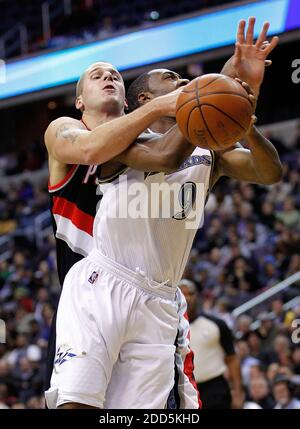 NESSUN FILM, NESSUN VIDEO, NO TV, NO DOCUMENTARIO - Washington Wizards punto guardia Gilbert Arenas (9) è scopato dal centro Portland Trail Blazers Joel Przybilla (10) durante il loro gioco giocato al Verizon Center a Washington, DC, USA il 3 dicembre 2010. Washington sconfisse Portland 83-79. Foto di Harry E. Walker/MCT/ABACAPRESS.COM Foto Stock