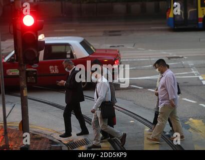 Hong Kong, Cina. 24 Nov 2020. I pedoni che indossano maschere facciali attraversano una strada a Hong Kong, Cina meridionale, 24 novembre 2020. PER ANDARE AVANTI, "Hong Kong rafforza le misure di allontanamento sociale con 80 nuovi casi COVID-19 registrati". Credit: Li Gang/Xinhua/Alamy Live News Foto Stock