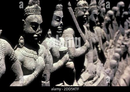 Figure alla terrazza del tempio degli elefanti nella città del tempio di Angkor vicino alla città di Siem Reap, nella parte occidentale della Cambogia. Cambogia, Siem Reap, Feb Foto Stock