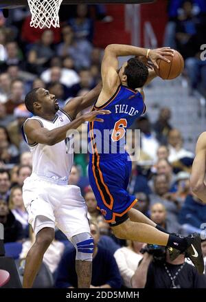 NESSUN FILM, NESSUN VIDEO, NESSUNA TV, NESSUN DOCUMENTARIO - New York Knicks Guard Landry Fields (6) guida al basket contro Washington Wizards, guardia di punti Gilbert Arenas (9) durante la partita di pallacanestro NBA, Washington Wizards vs New York Knicks al Verizon Center di Washington, DC, USA il 10 dicembre, 2010. New York sconfisse Washington 101-95. Foto di Harry E. Walker/MCT/ABACAPRESS.COM Foto Stock