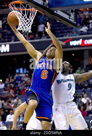 NO FILM, NO VIDEO, NO TV, NO DOCUMENTARIO - New York Knicks Guard Landry Fields (6) è scottato da Washington Wizards punto guardia Gilbert Arenas (9) durante la partita di pallacanestro NBA, Washington Wizards vs New York Knicks al Verizon Center a Washington, DC, USA il 10 dicembre 2010. New York sconfisse Washington 101-95. Foto di Harry E. Walker/MCT/ABACAPRESS.COM Foto Stock