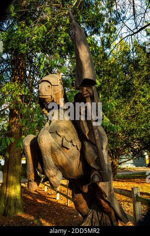 Sculture di Cavalieri di legno presso l'abbazia di Delapre, Northants Foto Stock