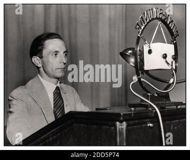 GOEBBELS RADIO BROADCAST 1930 nazista NSDAP Propaganda Ministro Joseph Goebbels con microfono si rivolge alla nazione tedesca tramite trasmissione radio. Goebbels si rese conto che Führer e Führer Adolf Hitler potevano raggiungere un vasto pubblico attraverso il mezzo della radiodiffusione “Ganz Deutschland hört den Volksempfänger mit dem Volksempfänger” in tutta la Germania sentire la Führer con il radioricevitore del popolo” la, una radio tedesca accessibile ed estremamente popolare, Fu introdotto nel 1933, anno in cui Adolf Hitler fu nominato cancelliere della Germania nazista. Foto Stock