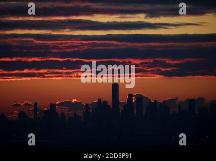 West Orange, Stati Uniti. 24 Nov 2020. Il sole sorge dietro il One World Trade Center e lo skyline di Manhattan dal New Jersey martedì 24 novembre 2020. Foto di John Angelillo/UPI Credit: UPI/Alamy Live News Foto Stock