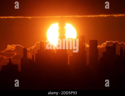 West Orange, Stati Uniti. 24 Nov 2020. Il sole sorge dietro il One World Trade Center e lo skyline di Manhattan dal New Jersey martedì 24 novembre 2020. Foto di John Angelillo/UPI Credit: UPI/Alamy Live News Foto Stock