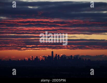 West Orange, Stati Uniti. 24 Nov 2020. Il sole sorge dietro il One World Trade Center e lo skyline di Manhattan dal New Jersey martedì 24 novembre 2020. Foto di John Angelillo/UPI Credit: UPI/Alamy Live News Foto Stock