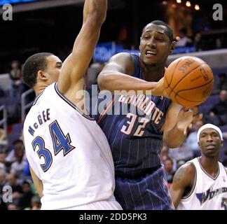 NO FILM, NO VIDEO, NO TV, NO DOCUMENTARIO - Charlotte Bobcats power forward Boris diaw (32) passa la palla dal centro Washington Wizards Javale McGee (34) durante la partita di pallacanestro NBA, Washington Wizards vs Charlotte Bobcats al Verizon Center a Washington, DC, USA il 20 dicembre 2010. Washington sconfisse Charlotte 108-75. Foto di Harry E. Walker/MCT/ABACAPRESS.COM Foto Stock