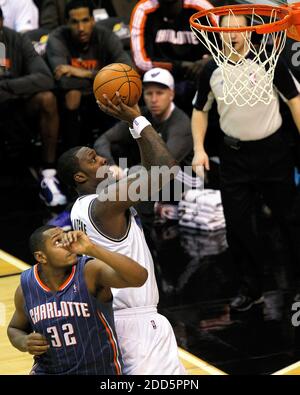 NESSUN FILM, NESSUN VIDEO, NO TV, NO DOCUMENTARIO - Washington Wizards power forward Andray Blatche (7) spara su Charlotte Bobcats power forward Boris diaw (32) durante la partita di pallacanestro NBA, Washington Wizards vs Charlotte Bobcats al Verizon Center a Washington, DC, USA il 20 dicembre 2010. Washington sconfisse Charlotte 108-75. Foto di Harry E. Walker/MCT/ABACAPRESS.COM Foto Stock