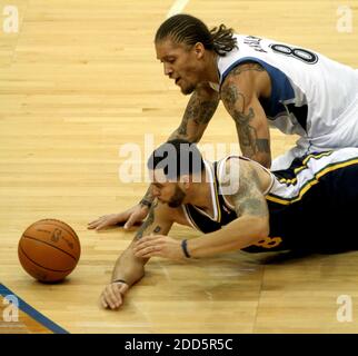 NESSUN FILM, NESSUN VIDEO, NESSUNA TV, NESSUN DOCUMENTARIO - Deron Williams dello Utah Jazz e Michael Beasley del Minnesota Timberwolves hanno lottato per una palla sciolta nel primo trimestre durante la partita di pallacanestro dell'NBA, Minnesota Timberwolves vs Utah Jazz al Target Center di Minneapolis, Minnesota, USA il 22 dicembre 2010. Lo Utah sconfisse il Minnesota, 112-107. Foto di Bruce Bisping/Minneapolis Star Tribune/MCT/ABACAPRESS.COM Foto Stock