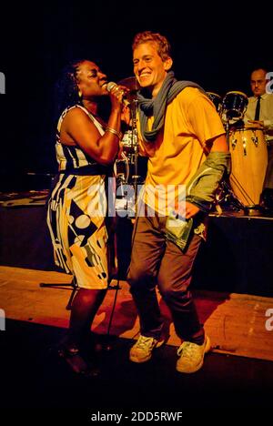 Edimburgo, Scozia. 5 novembre 2010. Il cantante soul Sharon Jones sul palco della Queen's Hall di Edimburgo, Scozia. È stata la cantante principale di Sharon Jones & The Dap-Kings, una band soul and funk con sede a Brooklyn, New York. Ha sperimentato un successo rivoluzionario relativamente in ritardo nella vita, liberando il suo primo record quando aveva 40 anni. Gli album del gruppo includevano Dap Dippin’; Naturally; 100 Days, 100 Nights and i laped the Hard Way. Morì per cancro nel novembre 2016. Foto Stock