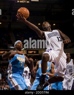 NESSUN FILM, NESSUN VIDEO, NESSUNA TV, NESSUN DOCUMENTARIO - il Tireke Evans dei Re di Sacramento (13) mette una palla dentro per due punti mentre guida oltre al Harrington dei Nuggets di Denver nel primo trimestre durante una partita di pallacanestro dell'NBA, Denver Nuggets vs Sacramento Kings all'Arco Arena di Sacramento, CA, USA il 6 gennaio 2011. Foto di Jose Luis Villegas/Sacramento Bee/MCT/ABACAPRESS.COM Foto Stock