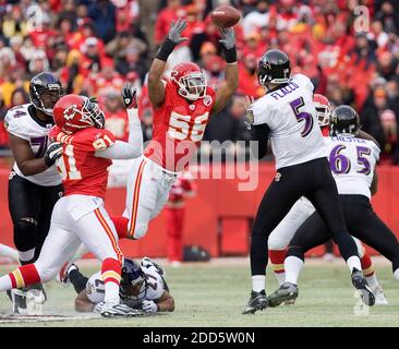 NO FILM, NO VIDEO, NO TV, NO DOCUMENTARIO - Baltimore Ravens attacco offensivo Michael Oher (74) bloccato Kansas City Chiefs linebacker Tamba Hali (91), Mentre il linebacker Derrick Johnson (56) dei Kansas City Chiefs ha saltato per dare un passo al quarto di Baltimora Ravens Joe Flacco (5) nel primo trimestre durante la partita della NFL, Kansas City Chiefs contro Baltimore Ravens allo stadio Arrowhead di Kansas City, MO, USA il 9 gennaio 2011. I Ravens sconfissero i Chiefs, 30-7. Foto di Shane Keyser/Kansas City Star/MCT/ABACAPRESS.COM Foto Stock