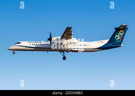 Atene, Grecia - 21 settembre 2020: Olympic Air Bombardier DHC-8-400 aereo Aeroporto di Atene in Grecia. Foto Stock