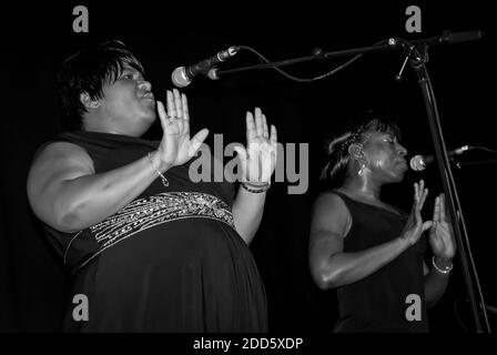 Edimburgo, Scozia. 5 novembre 2010. Il cantante soul Sharon Jones sul palco della Queen's Hall di Edimburgo, Scozia. È stata la cantante principale di Sharon Jones & The Dap-Kings, una band soul and funk con sede a Brooklyn, New York. Ha sperimentato un successo rivoluzionario relativamente in ritardo nella vita, liberando il suo primo record quando aveva 40 anni. Gli album del gruppo includevano Dap Dippin’; Naturally; 100 Days, 100 Nights and i laped the Hard Way. Morì per cancro nel novembre 2016. Foto Stock