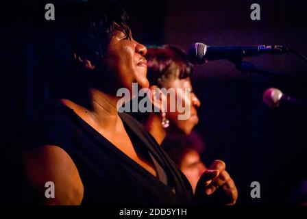 Edimburgo, Scozia. 5 novembre 2010. Il cantante soul Sharon Jones sul palco della Queen's Hall di Edimburgo, Scozia. È stata la cantante principale di Sharon Jones & The Dap-Kings, una band soul and funk con sede a Brooklyn, New York. Ha sperimentato un successo rivoluzionario relativamente in ritardo nella vita, liberando il suo primo record quando aveva 40 anni. Gli album del gruppo includevano Dap Dippin’; Naturally; 100 Days, 100 Nights and i laped the Hard Way. Morì per cancro nel novembre 2016. Foto Stock