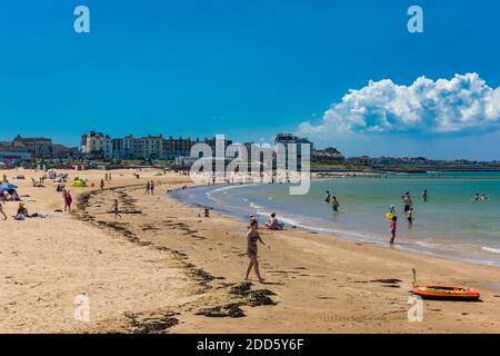 MARGATE, Kent, Regno Unito: 21 maggio 2020: Visitatori della spiaggia di Main Sands di Margate circondata da bianche scogliere durante l'ondata di caldo in Gran Bretagna. Foto Stock